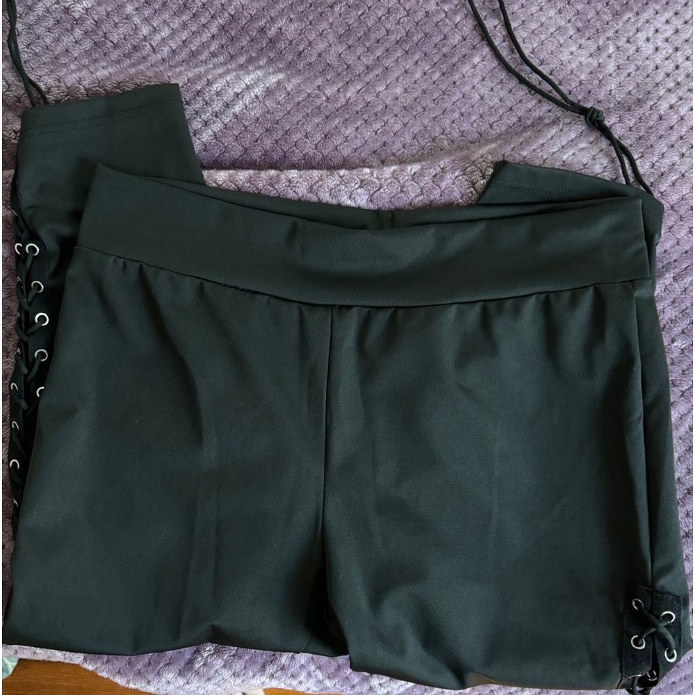 Laced up Capri leggings black sz XXL (will fit XL)